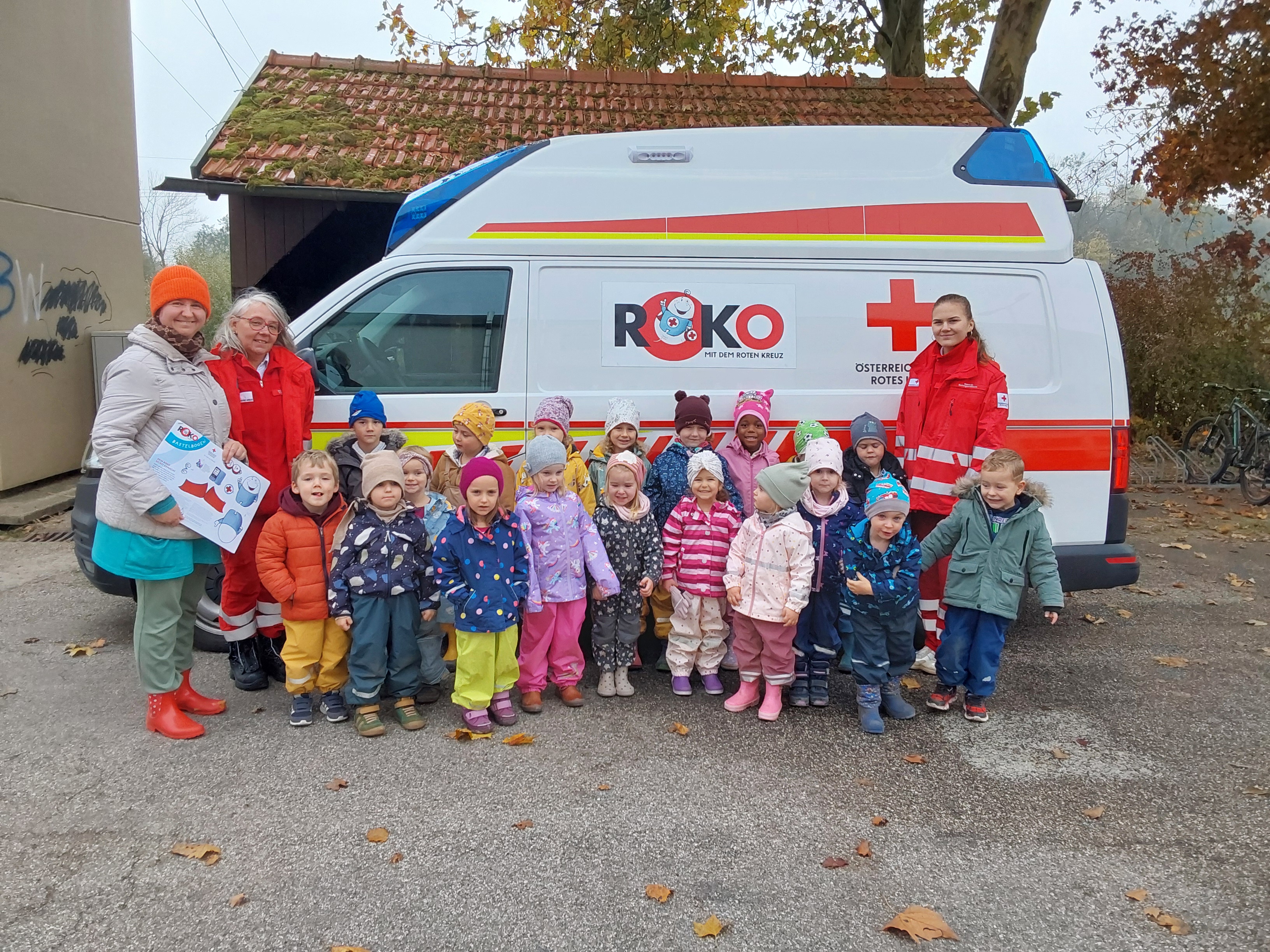 Blaulichtwoche - Besichtigung eines Rotkreuz-Autos