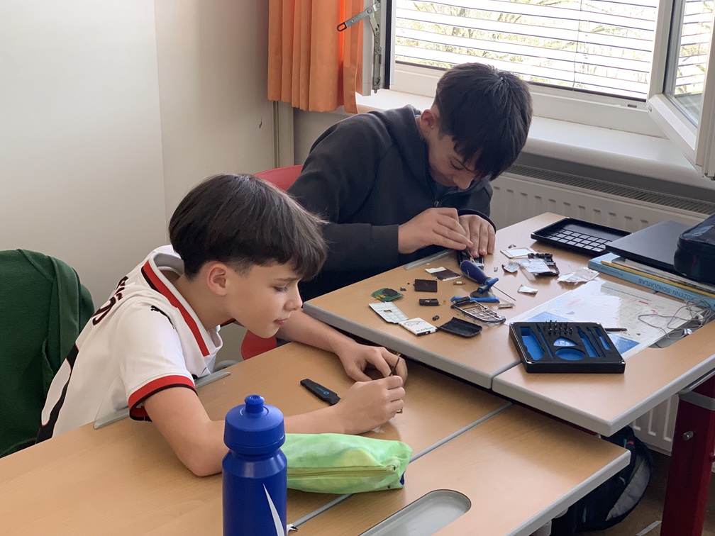 Handyzerlegung in der Mittelschule